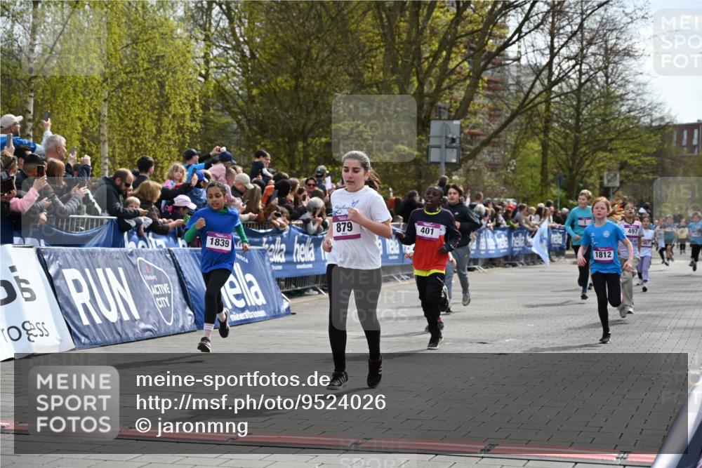 12.04.2026 - 45. Internationalen Wilhelmsburger Insellauf J. Mangold http://msf.ph/oto/9524026 12.04.2026 14:49:42 Ziel 161, 542, 1842, 894, 882, 652, 1818, 867, 377, 879, 1839, 401, 1812, 106, 169, 1, 1813 meine-sportfotos.de