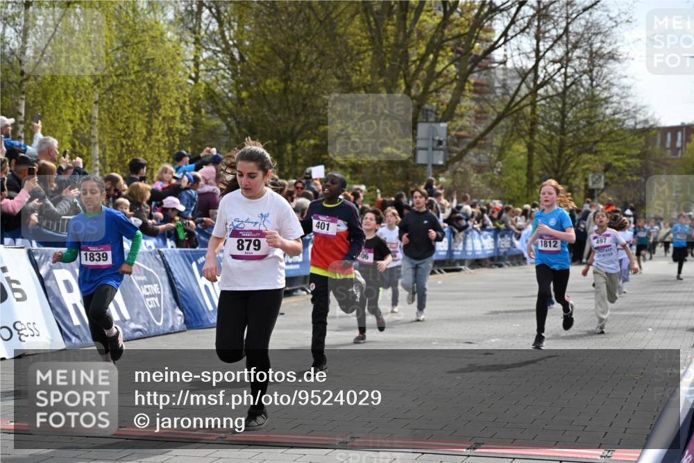 12.04.2026 - 45. Internationalen Wilhelmsburger Insellauf J. Mangold http://msf.ph/oto/9524029 12.04.2026 14:49:42 Ziel 161, 542, 1842, 894, 882, 652, 1818, 867, 377, 879, 1839, 401, 1812, 106, 169, 1, 1813 meine-sportfotos.de