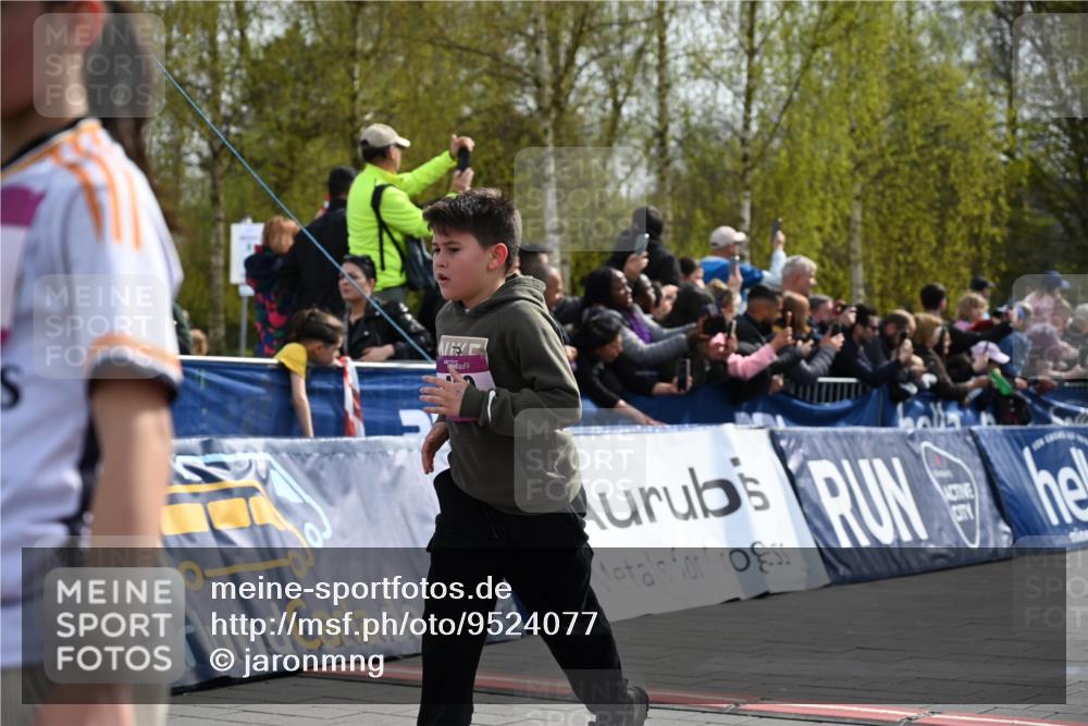 12.04.2026 - 45. Internationalen Wilhelmsburger Insellauf J. Mangold http://msf.ph/oto/9524077 12.04.2026 14:49:52 Ziel 1811, 367, 1830, 1848, 439, 389, 1821, 857, 872 meine-sportfotos.de