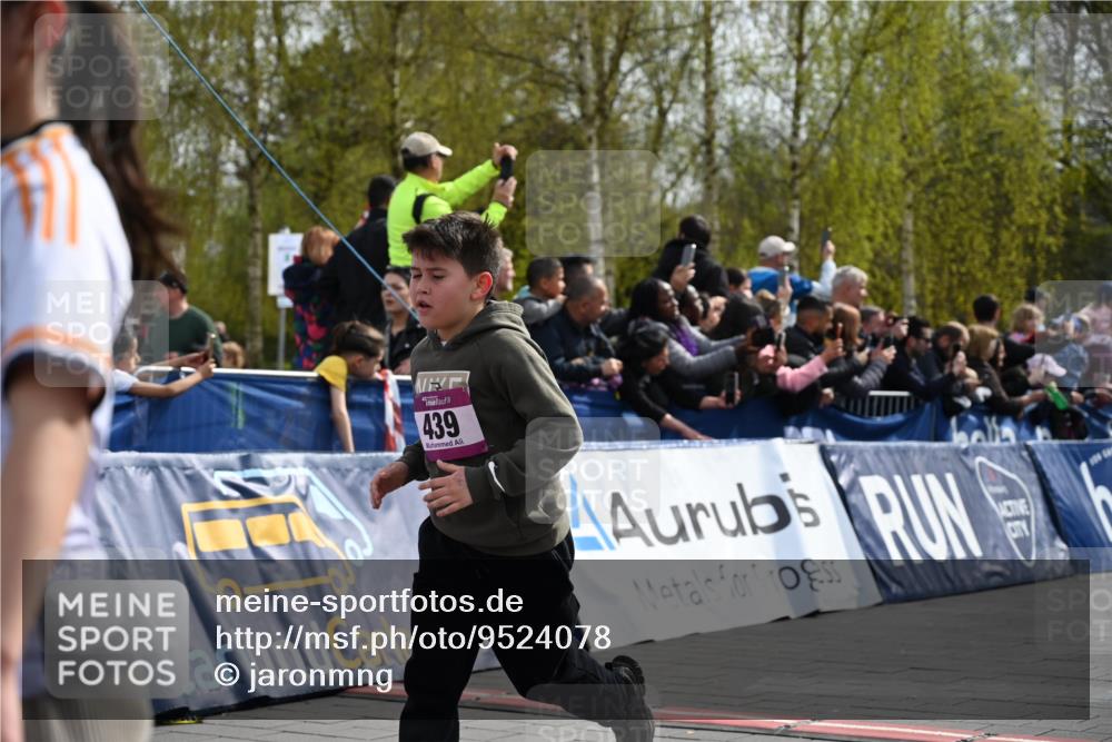 12.04.2026 - 45. Internationalen Wilhelmsburger Insellauf J. Mangold http://msf.ph/oto/9524078 12.04.2026 14:49:52 Ziel 1811, 367, 1830, 1848, 439, 389, 1821, 857, 872 meine-sportfotos.de