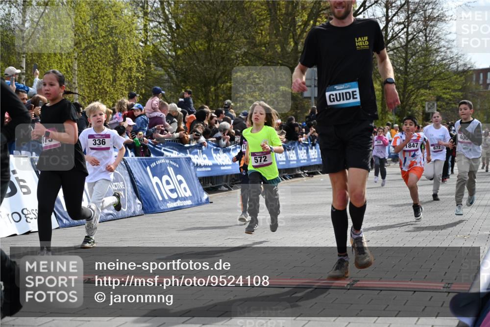 12.04.2026 - 45. Internationalen Wilhelmsburger Insellauf J. Mangold http://msf.ph/oto/9524108 12.04.2026 14:49:59 Ziel 857, 872, 402, 451, 608, 466, 878, 849, 861, 875, 572, 336, 1036, 1847, 400, 672, 368 meine-sportfotos.de