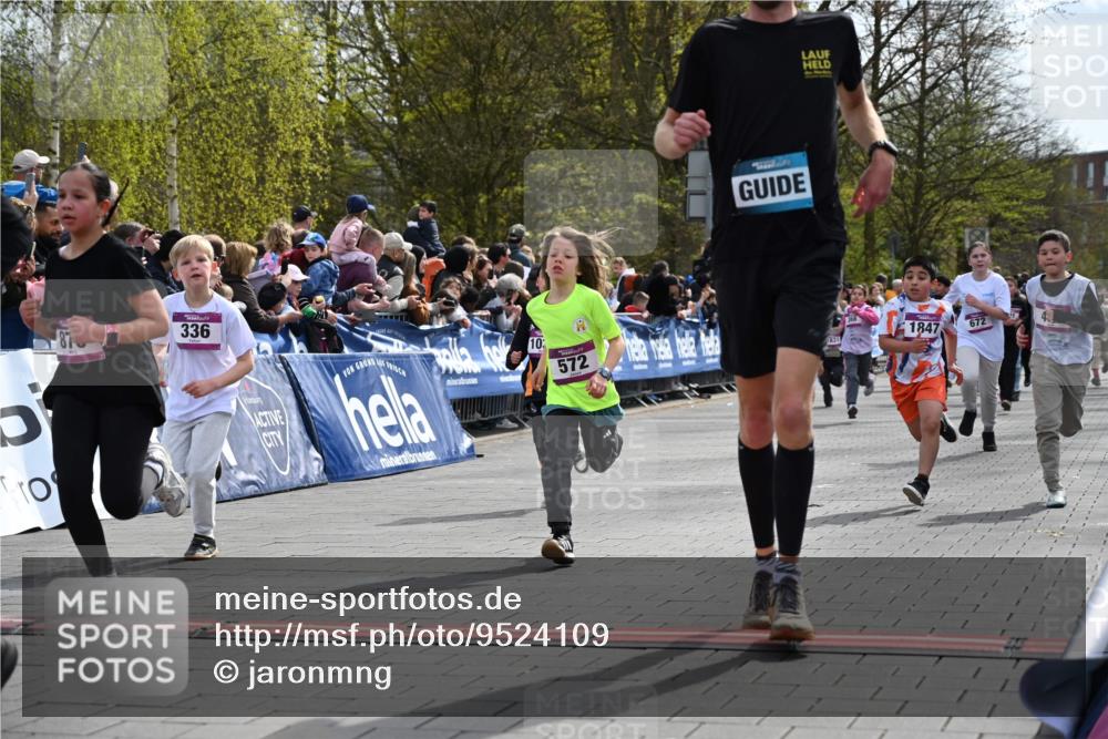 12.04.2026 - 45. Internationalen Wilhelmsburger Insellauf J. Mangold http://msf.ph/oto/9524109 12.04.2026 14:49:59 Ziel 857, 872, 402, 451, 608, 466, 878, 849, 861, 875, 572, 336, 1036, 1847, 400, 672, 368 meine-sportfotos.de