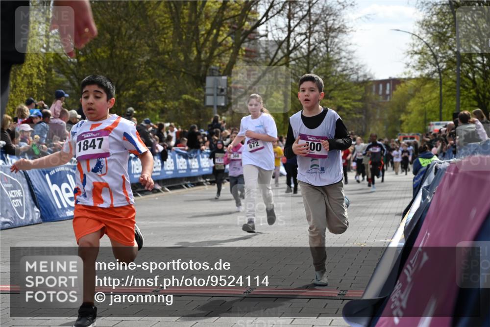 12.04.2026 - 45. Internationalen Wilhelmsburger Insellauf J. Mangold http://msf.ph/oto/9524114 12.04.2026 14:50:01 Ziel 402, 451, 608, 466, 878, 849, 861, 875, 572, 336, 1036, 1847, 400, 672, 368, 898, 1039 meine-sportfotos.de
