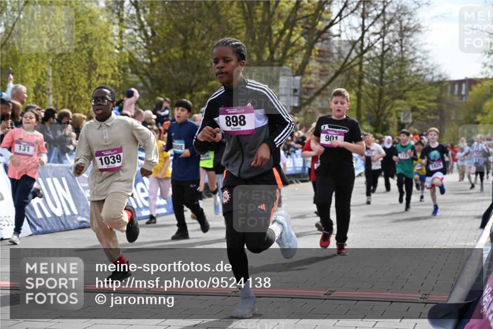 12.04.2026 - 45. Internationalen Wilhelmsburger Insellauf J. Mangold http://msf.ph/oto/9524138 12.04.2026 14:50:05 Ziel 400, 672, 368, 898, 1039, 901, 131, 1061, 624, 1825, 141, 164, 113, 1845, 1849, 1810, 352 meine-sportfotos.de