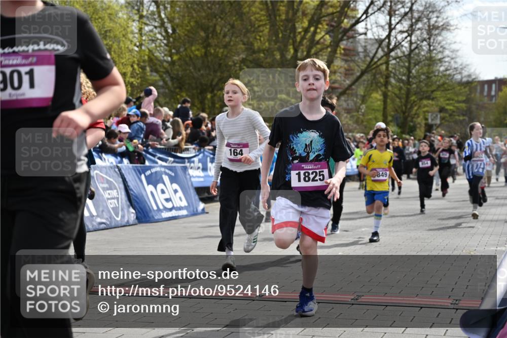 12.04.2026 - 45. Internationalen Wilhelmsburger Insellauf J. Mangold http://msf.ph/oto/9524146 12.04.2026 14:50:08 Ziel 898, 1039, 901, 131, 1061, 624, 1825, 141, 164, 113, 1845, 1849, 1810, 352, 902, 1814, 860, 854, 885, 1801, 138, 355, 856 meine-sportfotos.de