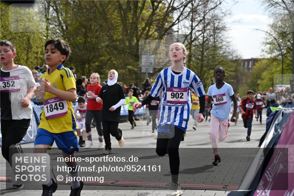 12.04.2026 - 45. Internationalen Wilhelmsburger Insellauf J. Mangold http://msf.ph/oto/9524161 12.04.2026 14:50:10 Ziel 901, 131, 1061, 624, 1825, 141, 164, 113, 1845, 1849, 1810, 352, 902, 1814, 860, 854, 885, 1801, 138, 355, 856, 1038, 516, 445, 395, 600, 168, 396, 871 meine-sportfotos.de