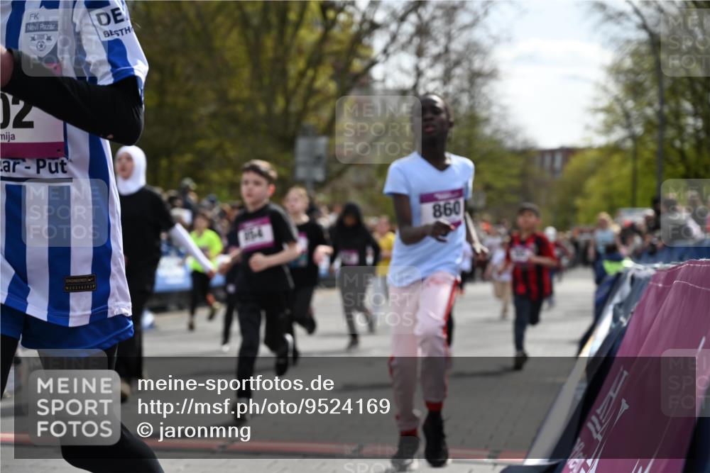 12.04.2026 - 45. Internationalen Wilhelmsburger Insellauf J. Mangold http://msf.ph/oto/9524169 12.04.2026 14:50:11 Ziel 1061, 624, 1825, 141, 164, 113, 1845, 1849, 1810, 352, 902, 1814, 860, 854, 885, 1801, 138, 355, 856, 1038, 516, 445, 395, 600, 168, 396, 871 meine-sportfotos.de