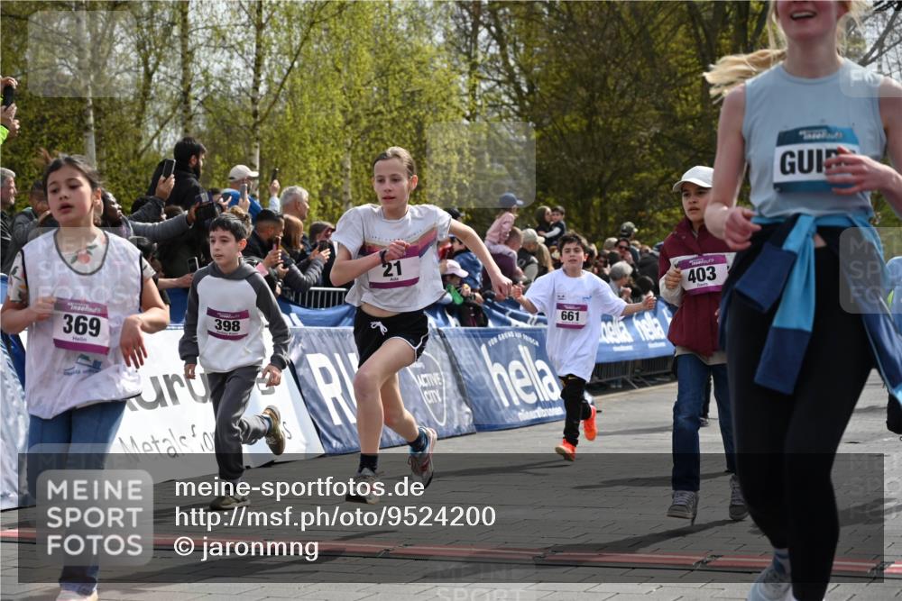 12.04.2026 - 45. Internationalen Wilhelmsburger Insellauf J. Mangold http://msf.ph/oto/9524200 12.04.2026 14:50:17 Ziel 1038, 516, 445, 395, 600, 168, 396, 871, 173, 369, 21, 403, 398, 1064, 667, 661, 1829, 561, 469, 397, 393 meine-sportfotos.de
