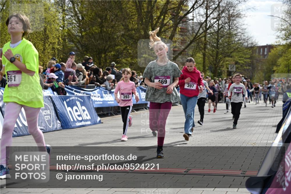 12.04.2026 - 45. Internationalen Wilhelmsburger Insellauf J. Mangold http://msf.ph/oto/9524221 12.04.2026 14:50:20 Ziel 173, 369, 21, 403, 398, 1064, 667, 661, 1829, 561, 469, 397, 393, 376, 890, 500, 1037, 335 meine-sportfotos.de