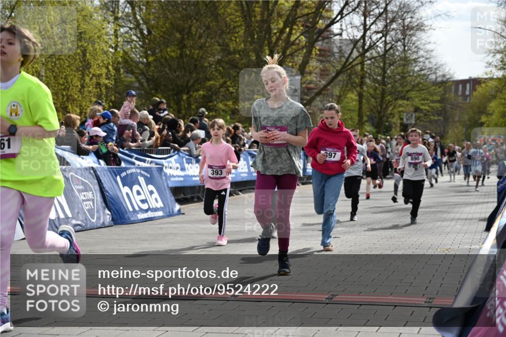 12.04.2026 - 45. Internationalen Wilhelmsburger Insellauf J. Mangold http://msf.ph/oto/9524222 12.04.2026 14:50:21 Ziel 21, 403, 398, 1064, 667, 661, 1829, 561, 469, 397, 393, 376, 890, 500, 1037, 335, 370 meine-sportfotos.de
