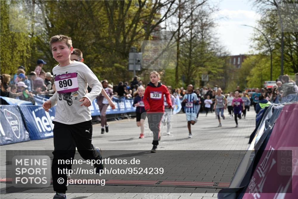 12.04.2026 - 45. Internationalen Wilhelmsburger Insellauf J. Mangold http://msf.ph/oto/9524239 12.04.2026 14:50:23 Ziel 1829, 561, 469, 397, 393, 376, 890, 500, 1037, 335, 370, 345, 429, 905, 461, 475, 859 meine-sportfotos.de