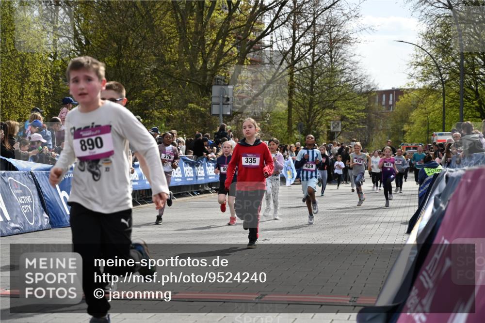 12.04.2026 - 45. Internationalen Wilhelmsburger Insellauf J. Mangold http://msf.ph/oto/9524240 12.04.2026 14:50:23 Ziel 1829, 561, 469, 397, 393, 376, 890, 500, 1037, 335, 370, 345, 429, 905, 461, 475, 859 meine-sportfotos.de