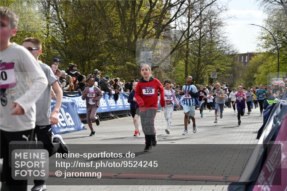 12.04.2026 - 45. Internationalen Wilhelmsburger Insellauf J. Mangold http://msf.ph/oto/9524245 12.04.2026 14:50:24 Ziel 561, 469, 397, 393, 376, 890, 500, 1037, 335, 370, 345, 429, 905, 461, 475, 859 meine-sportfotos.de