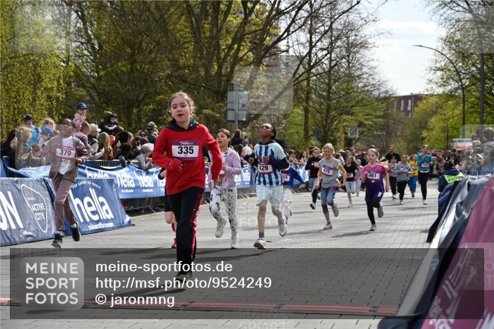 12.04.2026 - 45. Internationalen Wilhelmsburger Insellauf J. Mangold http://msf.ph/oto/9524249 12.04.2026 14:50:25 Ziel 397, 393, 376, 890, 500, 1037, 335, 370, 345, 429, 905, 461, 475, 859, 1840 meine-sportfotos.de