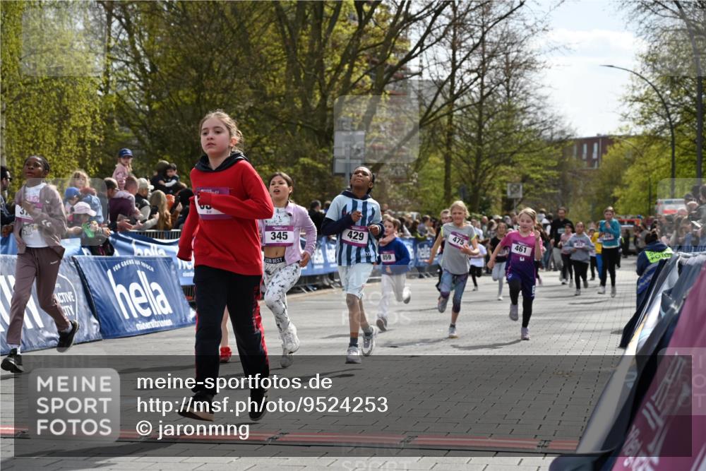 12.04.2026 - 45. Internationalen Wilhelmsburger Insellauf J. Mangold http://msf.ph/oto/9524253 12.04.2026 14:50:25 Ziel 397, 393, 376, 890, 500, 1037, 335, 370, 345, 429, 905, 461, 475, 859, 1840 meine-sportfotos.de