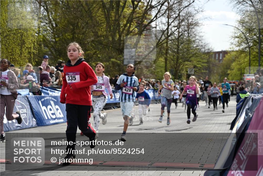 12.04.2026 - 45. Internationalen Wilhelmsburger Insellauf J. Mangold http://msf.ph/oto/9524254 12.04.2026 14:50:25 Ziel 397, 393, 376, 890, 500, 1037, 335, 370, 345, 429, 905, 461, 475, 859, 1840 meine-sportfotos.de