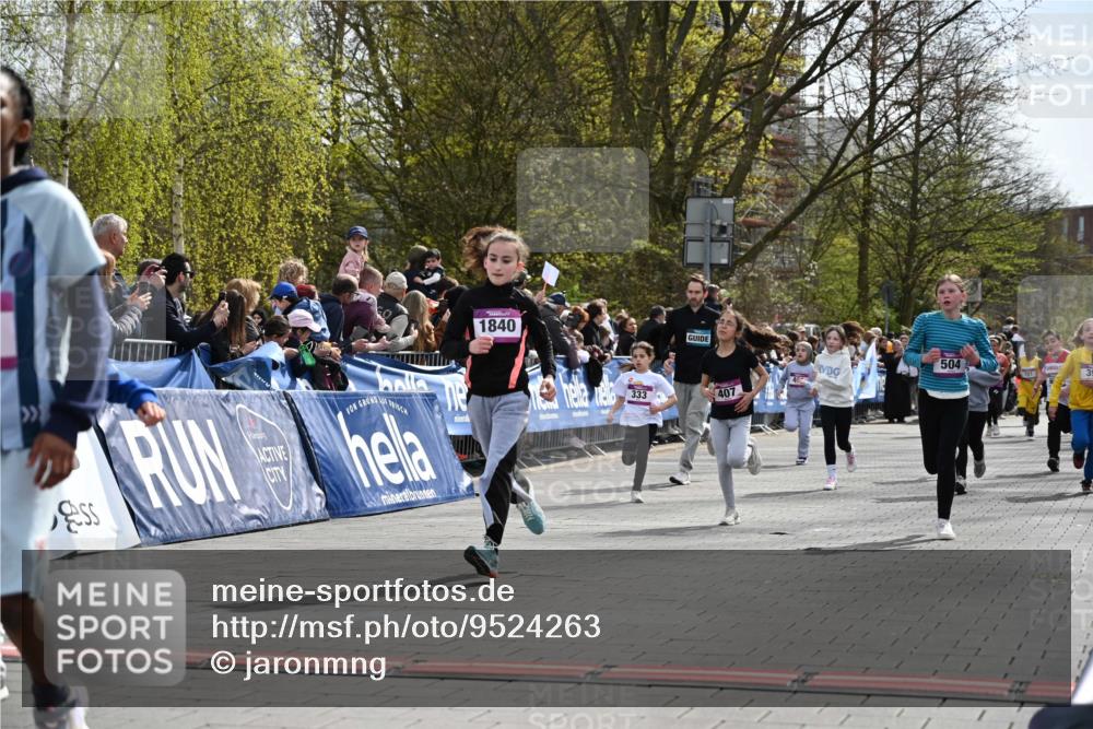 12.04.2026 - 45. Internationalen Wilhelmsburger Insellauf J. Mangold http://msf.ph/oto/9524263 12.04.2026 14:50:28 Ziel 1037, 335, 370, 345, 429, 905, 461, 475, 859, 1840, 504, 333, 391, 407, 883, 452 meine-sportfotos.de