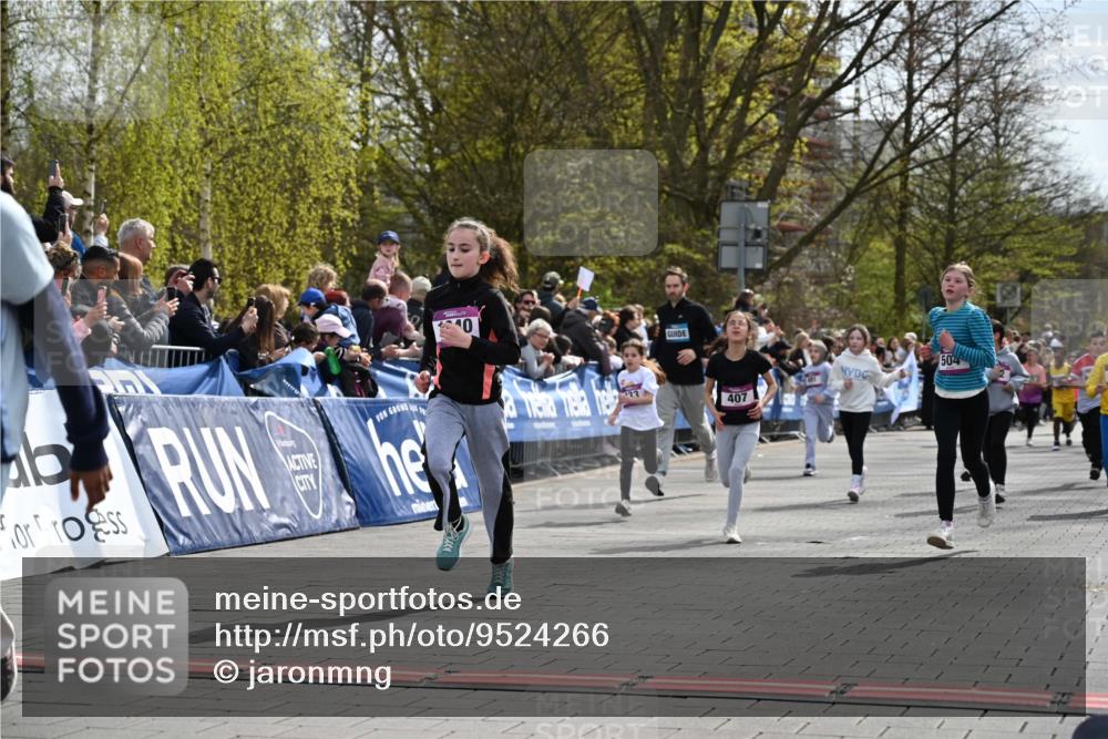 12.04.2026 - 45. Internationalen Wilhelmsburger Insellauf J. Mangold http://msf.ph/oto/9524266 12.04.2026 14:50:28 Ziel 1037, 335, 370, 345, 429, 905, 461, 475, 859, 1840, 504, 333, 391, 407, 883, 452 meine-sportfotos.de