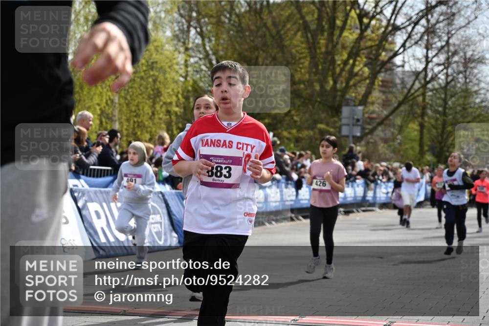 12.04.2026 - 45. Internationalen Wilhelmsburger Insellauf J. Mangold http://msf.ph/oto/9524282 12.04.2026 14:50:32 Ziel 1840, 504, 333, 391, 407, 883, 452, 1834, 491, 426, 392, 880, 151, 1035 meine-sportfotos.de