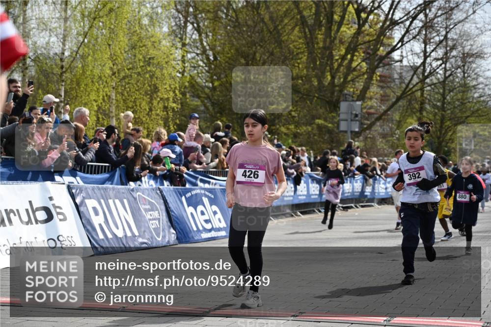 12.04.2026 - 45. Internationalen Wilhelmsburger Insellauf J. Mangold http://msf.ph/oto/9524289 12.04.2026 14:50:34 Ziel 504, 333, 391, 407, 883, 452, 1834, 491, 426, 392, 880, 151, 1035, 330 meine-sportfotos.de