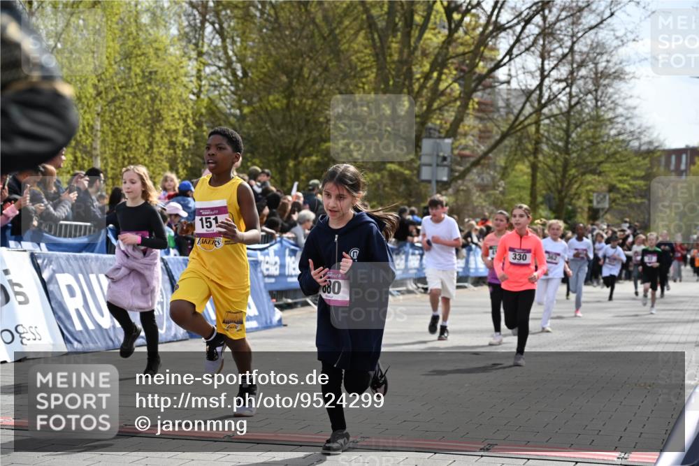 12.04.2026 - 45. Internationalen Wilhelmsburger Insellauf J. Mangold http://msf.ph/oto/9524299 12.04.2026 14:50:36 Ziel 452, 1834, 491, 426, 392, 880, 151, 1035, 330, 362, 865, 1844 meine-sportfotos.de