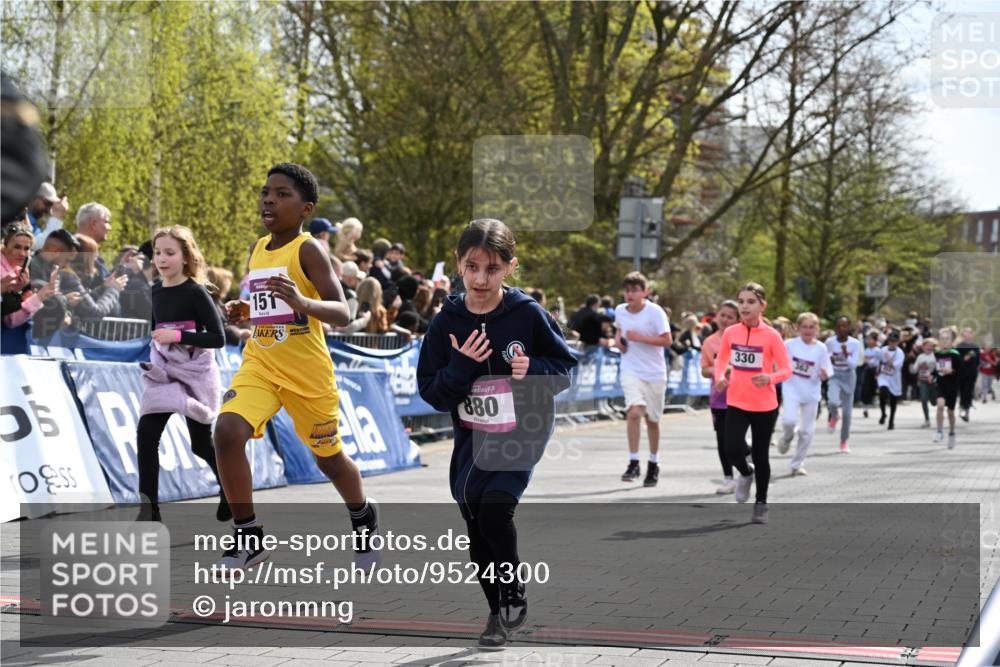 12.04.2026 - 45. Internationalen Wilhelmsburger Insellauf J. Mangold http://msf.ph/oto/9524300 12.04.2026 14:50:36 Ziel 452, 1834, 491, 426, 392, 880, 151, 1035, 330, 362, 865, 1844 meine-sportfotos.de