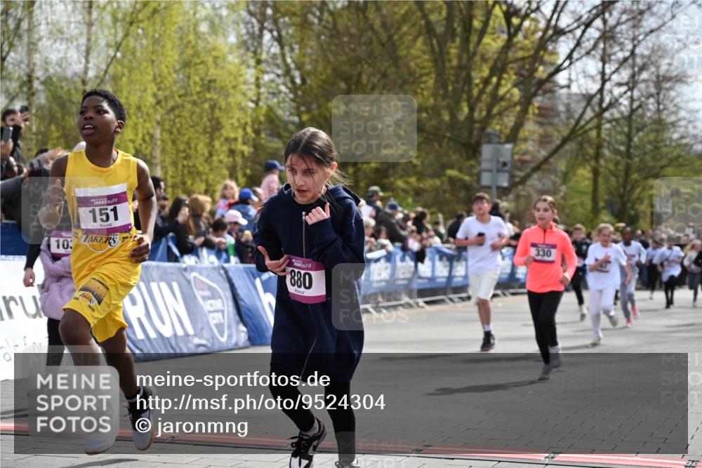 12.04.2026 - 45. Internationalen Wilhelmsburger Insellauf J. Mangold http://msf.ph/oto/9524304 12.04.2026 14:50:36 Ziel 452, 1834, 491, 426, 392, 880, 151, 1035, 330, 362, 865, 1844 meine-sportfotos.de