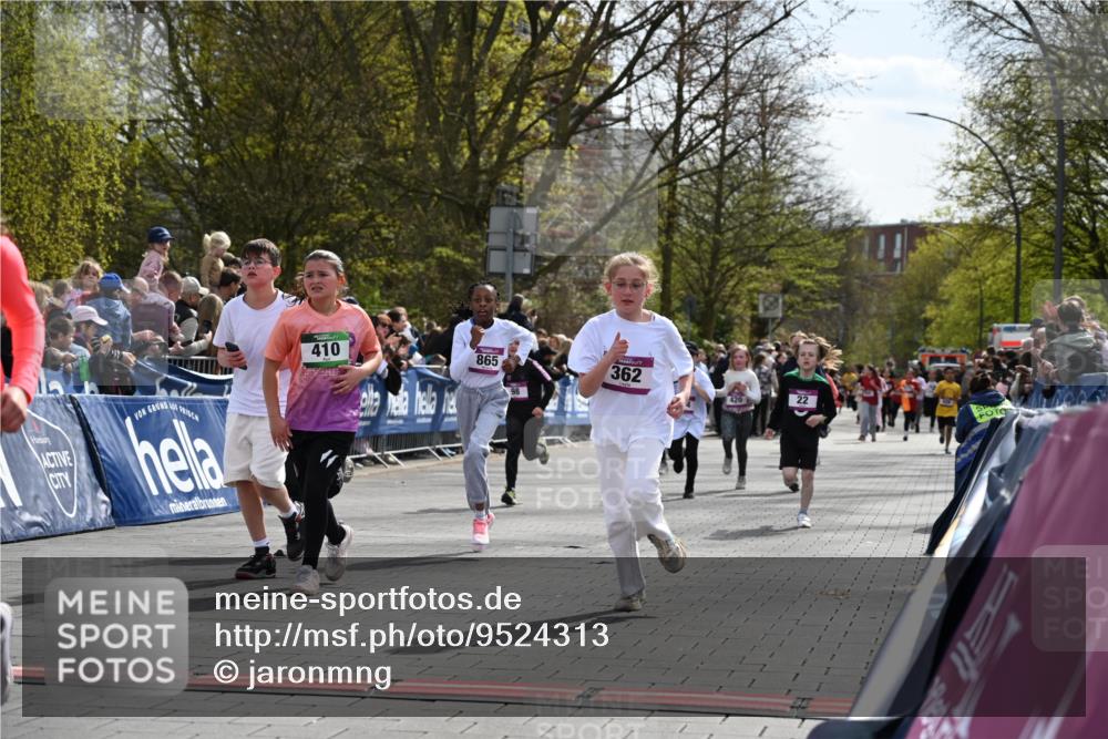 12.04.2026 - 45. Internationalen Wilhelmsburger Insellauf J. Mangold http://msf.ph/oto/9524313 12.04.2026 14:50:39 Ziel 880, 151, 1035, 330, 362, 865, 1844, 98, 22, 654, 420, 877 meine-sportfotos.de