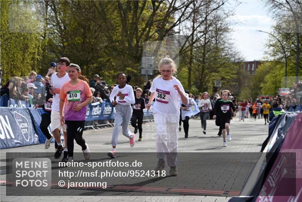 12.04.2026 - 45. Internationalen Wilhelmsburger Insellauf J. Mangold http://msf.ph/oto/9524318 12.04.2026 14:50:39 Ziel 880, 151, 1035, 330, 362, 865, 1844, 98, 22, 654, 420, 877 meine-sportfotos.de