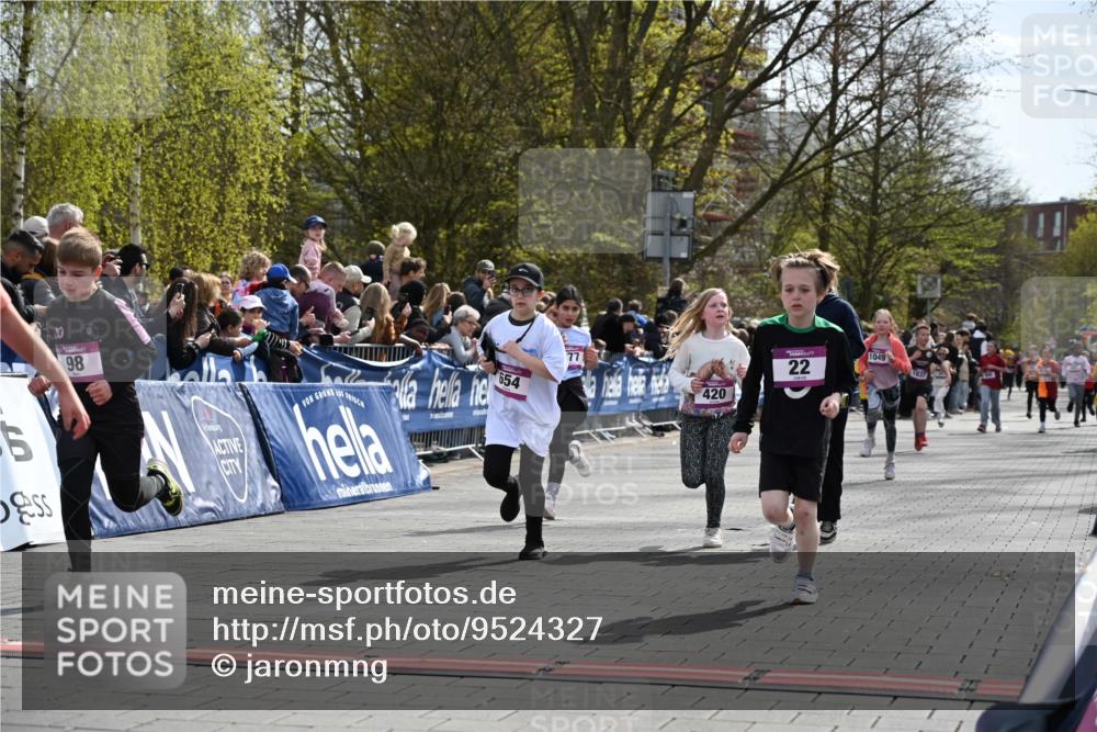 12.04.2026 - 45. Internationalen Wilhelmsburger Insellauf J. Mangold http://msf.ph/oto/9524327 12.04.2026 14:50:41 Ziel 330, 362, 865, 1844, 98, 22, 654, 420, 877, 1049 meine-sportfotos.de