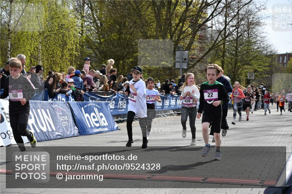 12.04.2026 - 45. Internationalen Wilhelmsburger Insellauf J. Mangold http://msf.ph/oto/9524328 12.04.2026 14:50:41 Ziel 330, 362, 865, 1844, 98, 22, 654, 420, 877, 1049 meine-sportfotos.de
