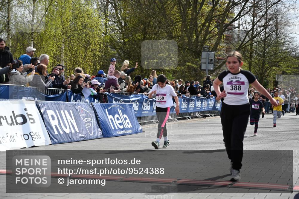 12.04.2026 - 45. Internationalen Wilhelmsburger Insellauf J. Mangold http://msf.ph/oto/9524388 12.04.2026 14:50:54 Ziel 889, 408, 351, 893, 455, 388, 663, 359, 858, 531, 493 meine-sportfotos.de