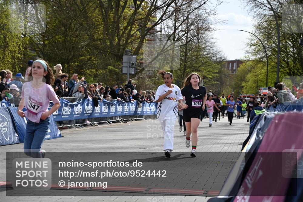 12.04.2026 - 45. Internationalen Wilhelmsburger Insellauf J. Mangold http://msf.ph/oto/9524442 12.04.2026 14:51:07 Ziel 1052, 116, 593, 1042, 686, 536, 1047, 1074, 1054 meine-sportfotos.de