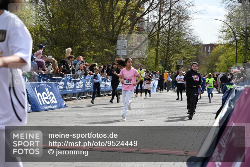 12.04.2026 - 45. Internationalen Wilhelmsburger Insellauf J. Mangold http://msf.ph/oto/9524449 12.04.2026 14:51:12 Ziel 1074, 1054, 1843, 380, 435, 1051 meine-sportfotos.de