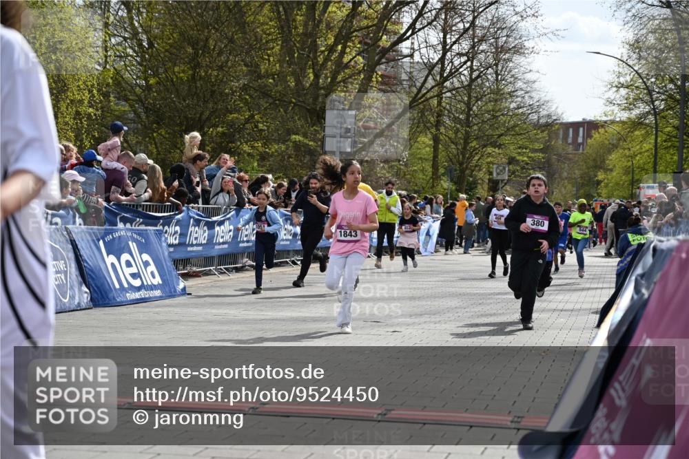 12.04.2026 - 45. Internationalen Wilhelmsburger Insellauf J. Mangold http://msf.ph/oto/9524450 12.04.2026 14:51:12 Ziel 1074, 1054, 1843, 380, 435, 1051 meine-sportfotos.de