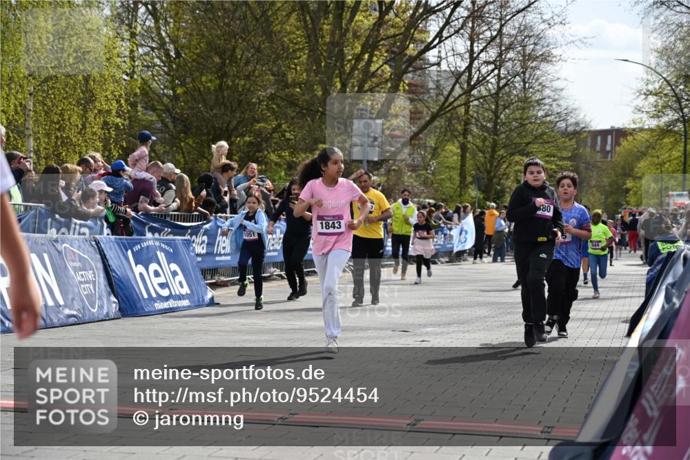 12.04.2026 - 45. Internationalen Wilhelmsburger Insellauf J. Mangold http://msf.ph/oto/9524454 12.04.2026 14:51:13 Ziel 1054, 1843, 380, 435, 1051, 544 meine-sportfotos.de