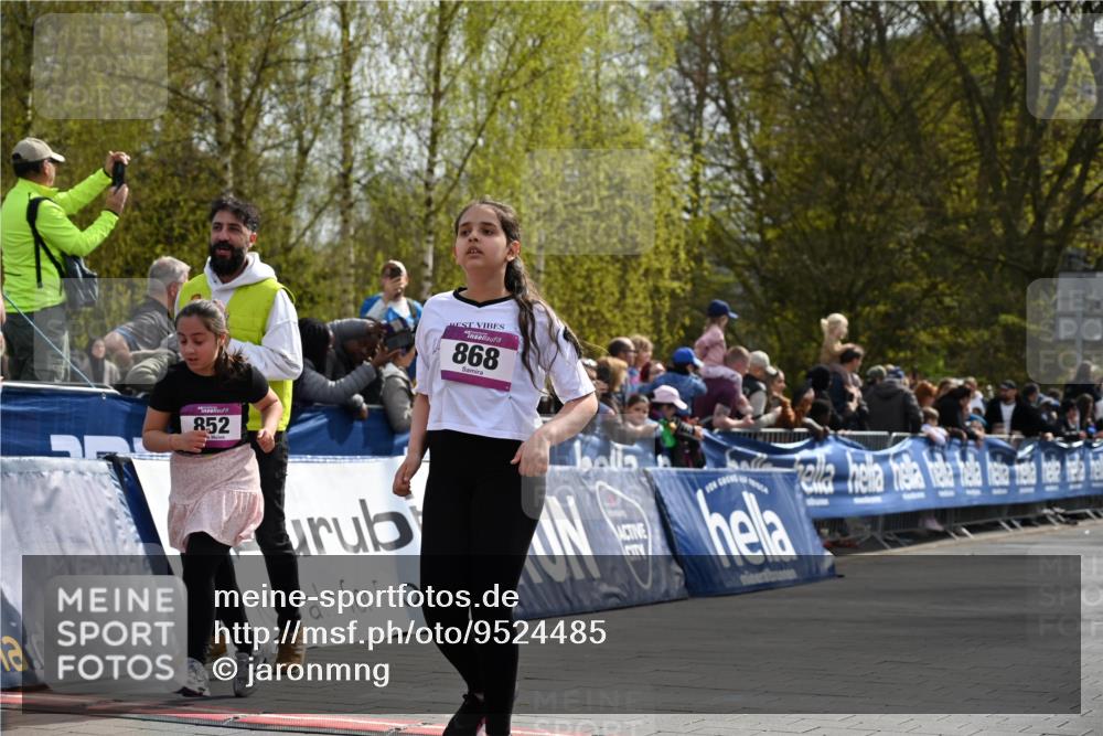 12.04.2026 - 45. Internationalen Wilhelmsburger Insellauf J. Mangold http://msf.ph/oto/9524485 12.04.2026 14:51:20 Ziel 544, 444, 868, 852, 358, 1072 meine-sportfotos.de