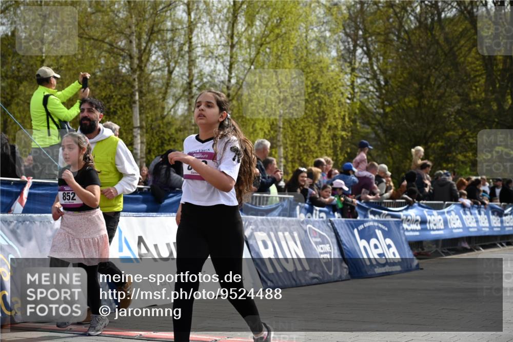 12.04.2026 - 45. Internationalen Wilhelmsburger Insellauf J. Mangold http://msf.ph/oto/9524488 12.04.2026 14:51:20 Ziel 544, 444, 868, 852, 358, 1072 meine-sportfotos.de