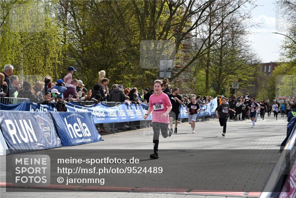 12.04.2026 - 45. Internationalen Wilhelmsburger Insellauf J. Mangold http://msf.ph/oto/9524489 12.04.2026 14:51:21 Ziel 544, 444, 868, 852, 358, 1072 meine-sportfotos.de
