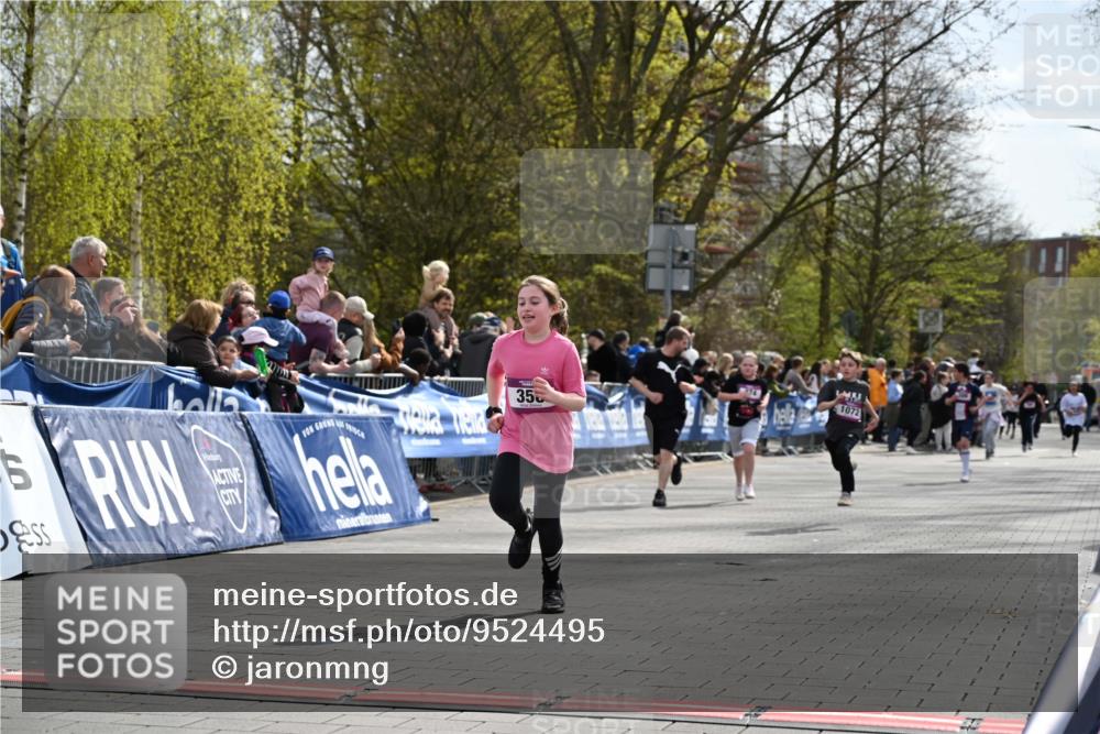 12.04.2026 - 45. Internationalen Wilhelmsburger Insellauf J. Mangold http://msf.ph/oto/9524495 12.04.2026 14:51:21 Ziel 544, 444, 868, 852, 358, 1072 meine-sportfotos.de