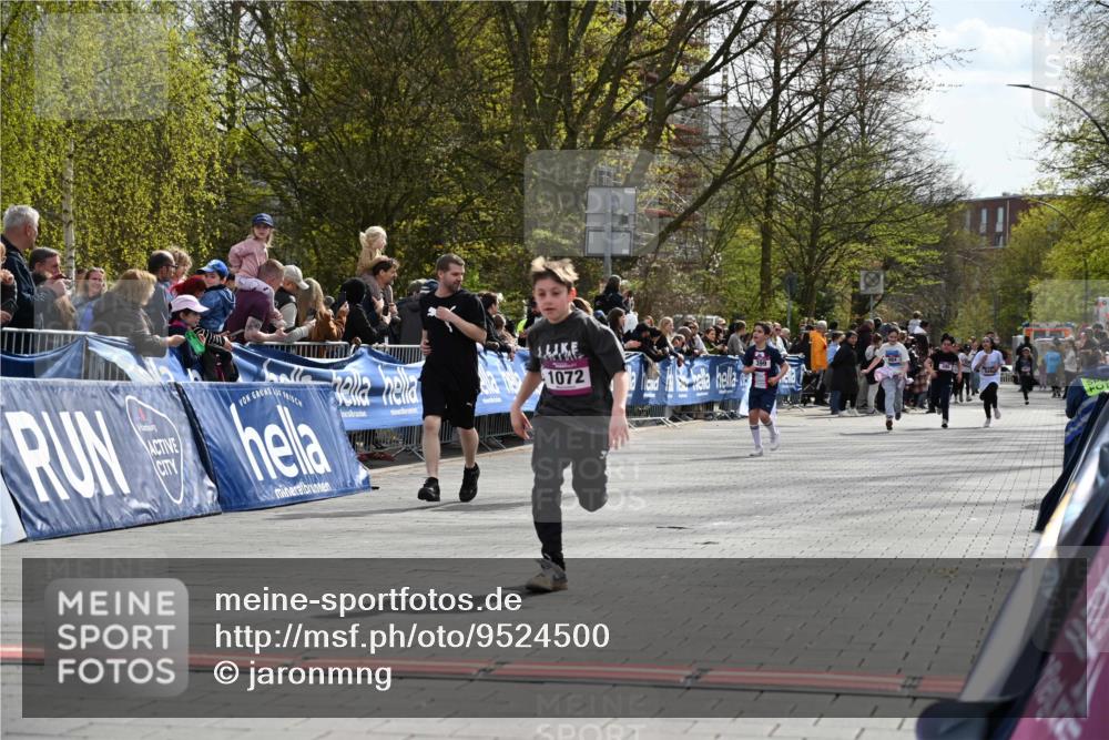 12.04.2026 - 45. Internationalen Wilhelmsburger Insellauf J. Mangold http://msf.ph/oto/9524500 12.04.2026 14:51:23 Ziel 868, 852, 358, 1072, 374 meine-sportfotos.de