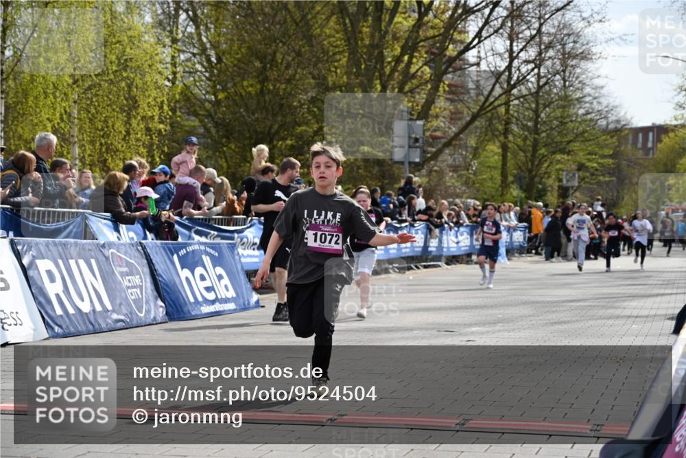 12.04.2026 - 45. Internationalen Wilhelmsburger Insellauf J. Mangold http://msf.ph/oto/9524504 12.04.2026 14:51:23 Ziel 868, 852, 358, 1072, 374 meine-sportfotos.de