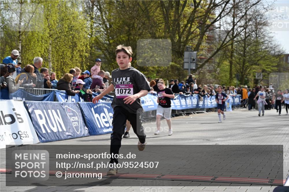 12.04.2026 - 45. Internationalen Wilhelmsburger Insellauf J. Mangold http://msf.ph/oto/9524507 12.04.2026 14:51:24 Ziel 358, 1072, 374 meine-sportfotos.de