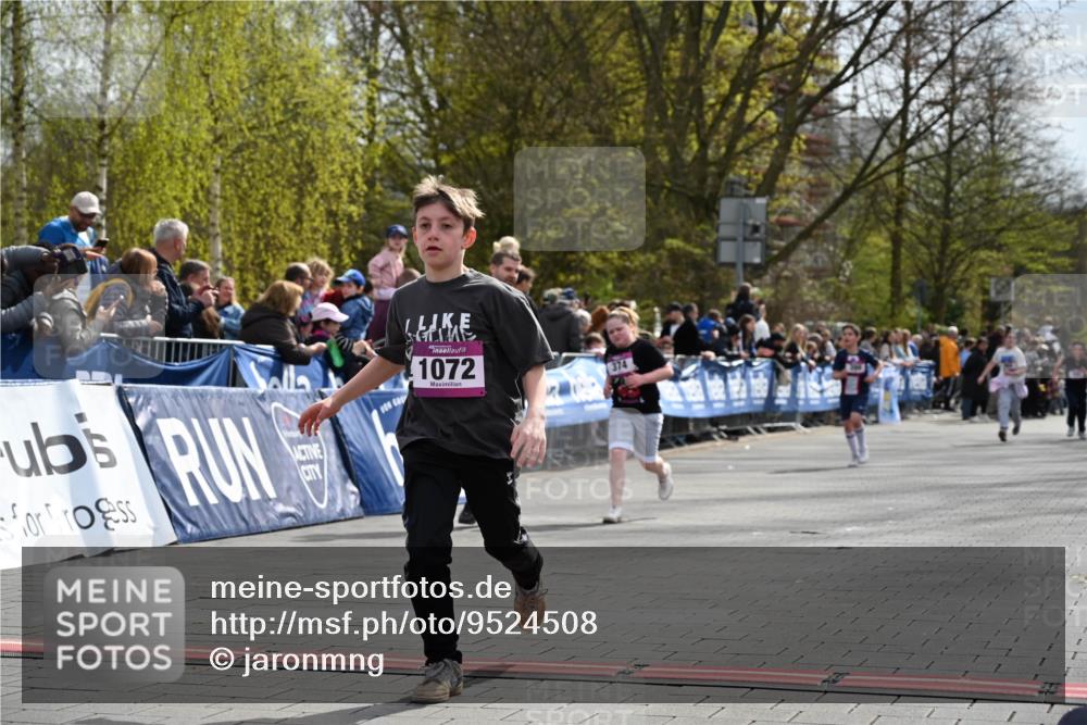 12.04.2026 - 45. Internationalen Wilhelmsburger Insellauf J. Mangold http://msf.ph/oto/9524508 12.04.2026 14:51:24 Ziel 358, 1072, 374 meine-sportfotos.de