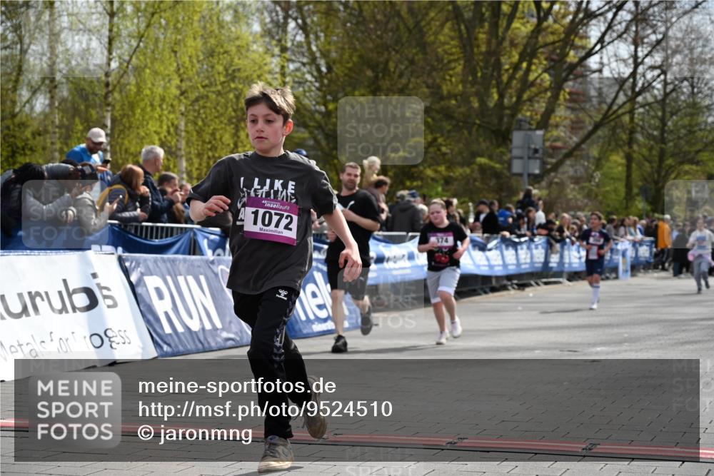 12.04.2026 - 45. Internationalen Wilhelmsburger Insellauf J. Mangold http://msf.ph/oto/9524510 12.04.2026 14:51:24 Ziel 358, 1072, 374 meine-sportfotos.de