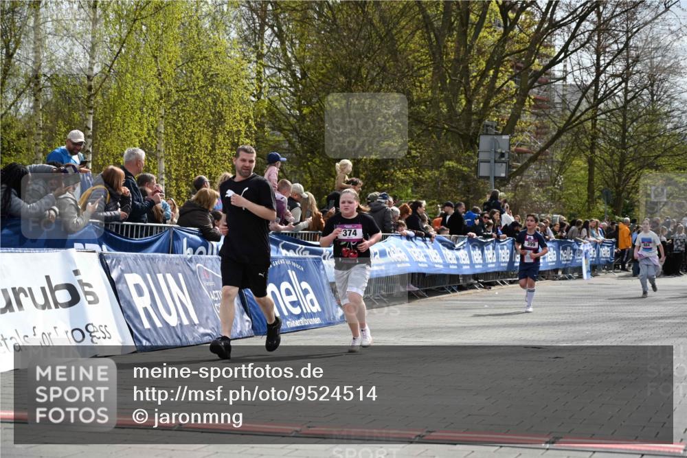 12.04.2026 - 45. Internationalen Wilhelmsburger Insellauf J. Mangold http://msf.ph/oto/9524514 12.04.2026 14:51:25 Ziel 358, 1072, 374 meine-sportfotos.de
