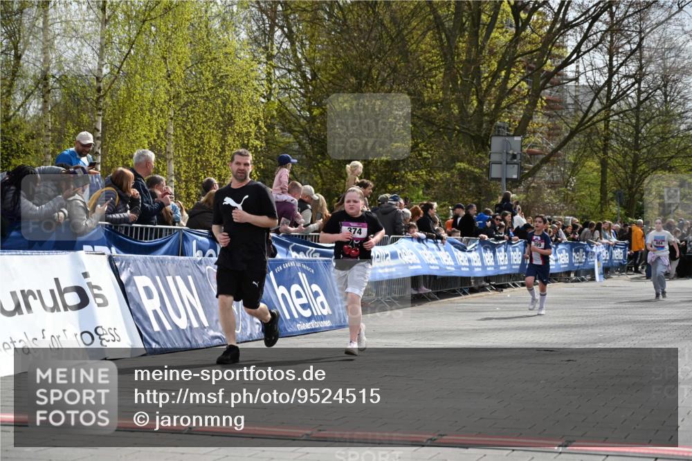 12.04.2026 - 45. Internationalen Wilhelmsburger Insellauf J. Mangold http://msf.ph/oto/9524515 12.04.2026 14:51:25 Ziel 358, 1072, 374 meine-sportfotos.de