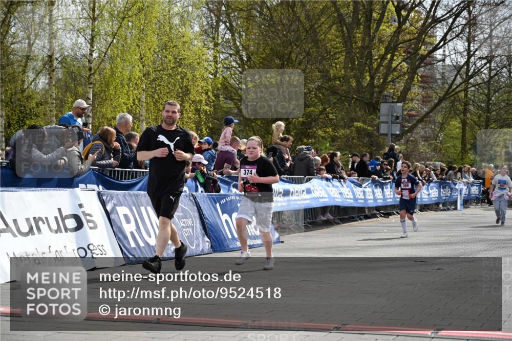 12.04.2026 - 45. Internationalen Wilhelmsburger Insellauf J. Mangold http://msf.ph/oto/9524518 12.04.2026 14:51:25 Ziel 358, 1072, 374 meine-sportfotos.de