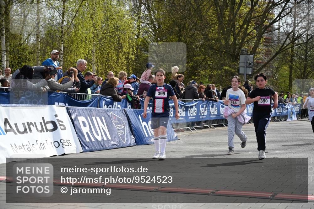 12.04.2026 - 45. Internationalen Wilhelmsburger Insellauf J. Mangold http://msf.ph/oto/9524523 12.04.2026 14:51:29 Ziel 374, 390, 399, 884, 648 meine-sportfotos.de