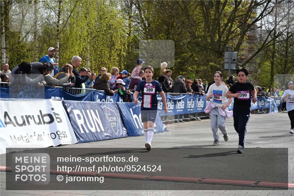 12.04.2026 - 45. Internationalen Wilhelmsburger Insellauf J. Mangold http://msf.ph/oto/9524524 12.04.2026 14:51:29 Ziel 374, 390, 399, 884, 648 meine-sportfotos.de